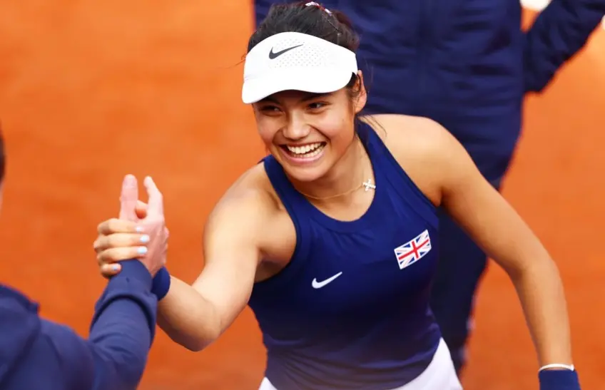 Emma Raducanu gewinnt ihr allererstes Profi-Match auf Sand