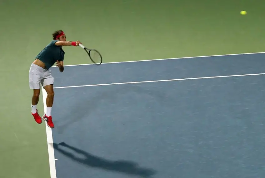 ROGER FEDERER- LADEN UND DRÜCKEN DER UNTEREN GLIEDMASSEN IM SERVICE