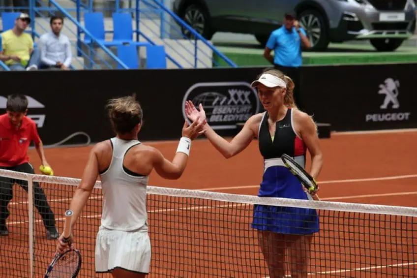 Istanbul:Wozniacki kommt von einem Set gegen Errani.Vekic und Rus gewinnt