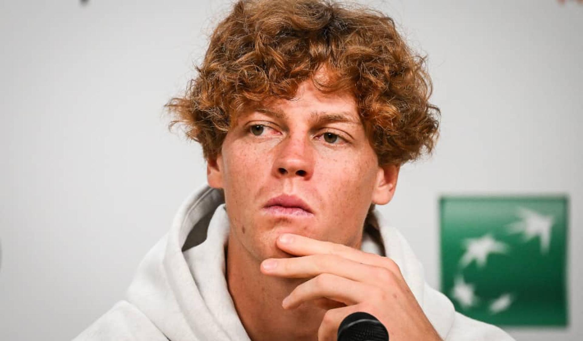 Jannik-Sinner-feiert-Comeback-in-Rom-unter-gemischten-Reaktionen