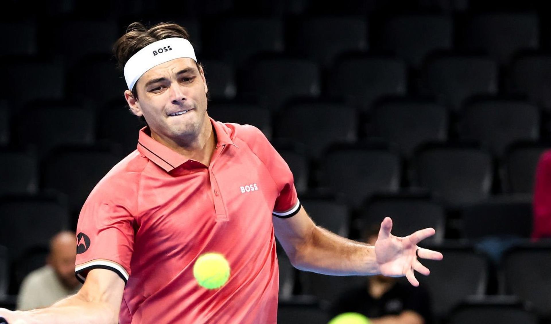 Taylor Fritz übersteht einen schmerzhaften Sturz und besiegt Herbert